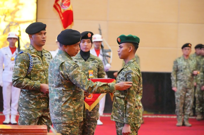 Panglima TNI Agus Subiyanto memberikan anugerah Kenaikan Pangkat Luar Biasa (KPLB) kepada Pratu Nawawi M.M. Latifullah