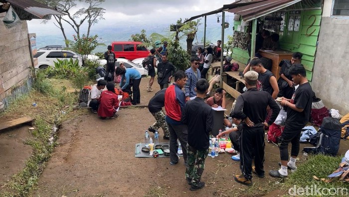 Para pendaki bersiap menuju Gunung Dempo Pagar Alam