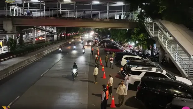 Parkir liar membuat kondisi lalu lintas di Cawang, Jaktim kerap macet. Petugas gabungan menertibkan parkir liar yang mencaplok bahu Jalan Mayjen Sutoyo itu. (dok Pemkot Jaktim)
