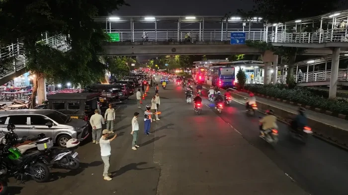 Parkir liar membuat kondisi lalu lintas di Cawang, Jaktim kerap macet. Petugas gabungan menertibkan parkir liar yang mencaplok bahu Jalan Mayjen Sutoyo itu. (dok Pemkot Jaktim)