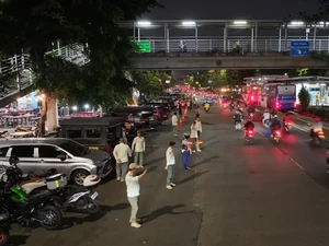 Parkir Liar dan PKL Kembali Picu Macet di Cawang, Petugas Ultimatum Jukir