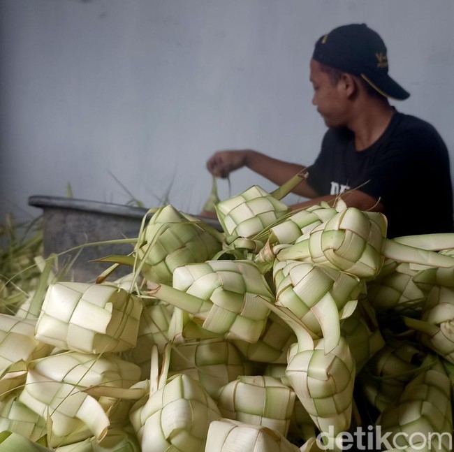 Berkah Lebaran Ketupat, Pedagang Ketupat Matang Kota Blitar Laris Manis
