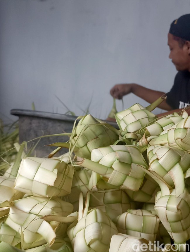 Berkah Lebaran Ketupat, Pedagang Ketupat Matang Kota Blitar Laris Manis