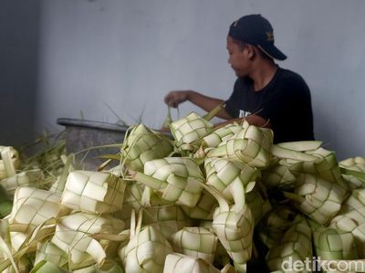 Berkah Lebaran Ketupat, Pedagang Ketupat Matang Kota Blitar Laris Manis