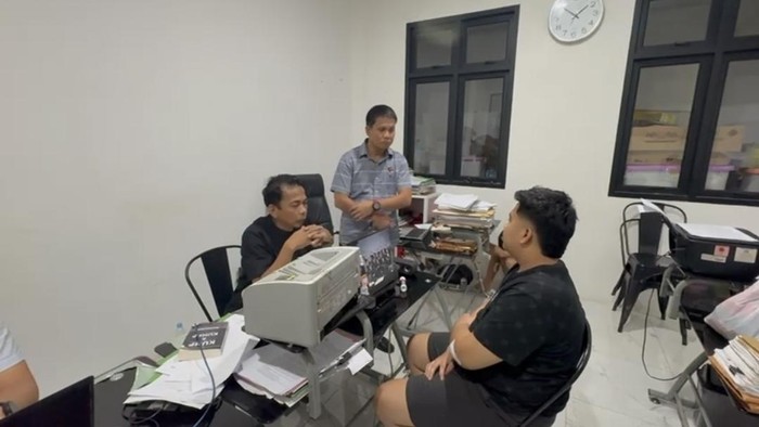 Pembunuh pria di Diskotek DA 41 Palembang saat diinterogasi polisi