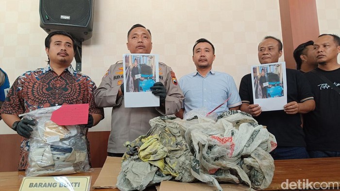 Kapolresta Cilacap, Kombes Budi Adhy Buono menunjukkan barang bukti kasus pembunuhan WN Singapura di aula kantornya, Jumat (27/3/2026).