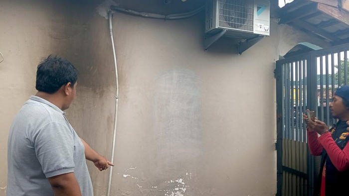 Pemilik rumah menunjukkan lokasi terdampak pelemparan molotov