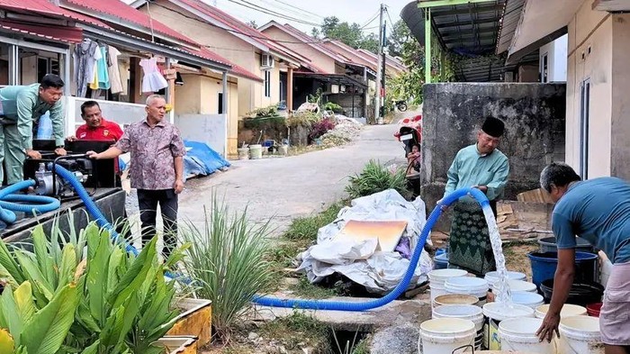 Pemkab Bintan menyalurkan air bersih ke rumah-rumah warga. (Dok Pemkab Bintan)