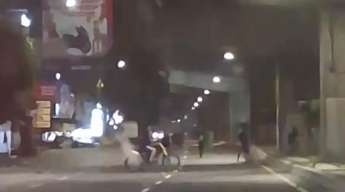 Pemuda tawuran di Jalan AP Pettarani Makassar.