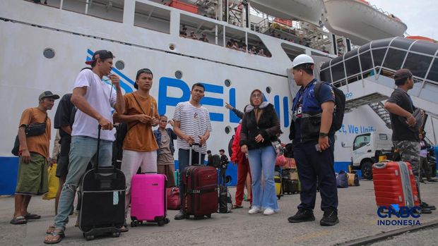 Pemudik tiba saat arus balik Lebaran 2026 di Pelabuhan Penumpang Tanjung Priok, Jakarta, Jumat (27/3/2026). Pemudik tiba saat arus balik Lebaran 2026 di Pelabuhan Penumpang Tanjung Priok, Jakarta, Jumat (27/3/2026). (CNBC Indonesia/Faisal Rahman)