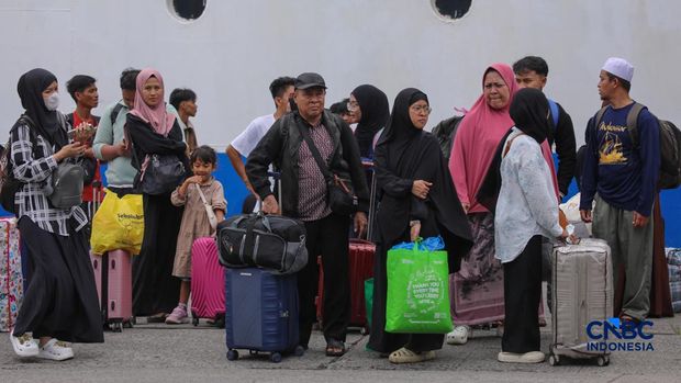 Pemudik tiba saat arus balik Lebaran 2026 di Pelabuhan Penumpang Tanjung Priok, Jakarta, Jumat (27/3/2026). (CNBC Indonesia/Faisal Rahman)