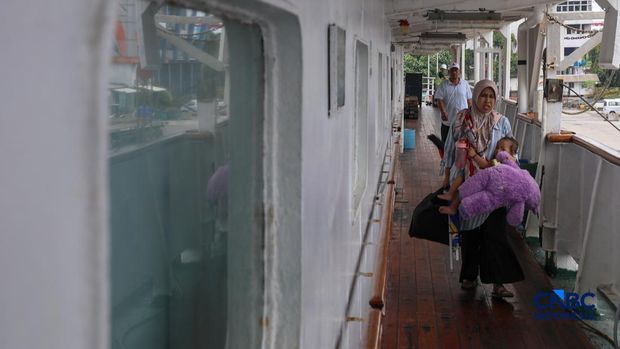 Pemudik tiba saat arus kembali Lebaran 2026 di Pelabuhan Penumpang Tanjung Priok, Jakarta, Jumat (27/3/2026). (CNBC Indonesia/Faisal Rahman)