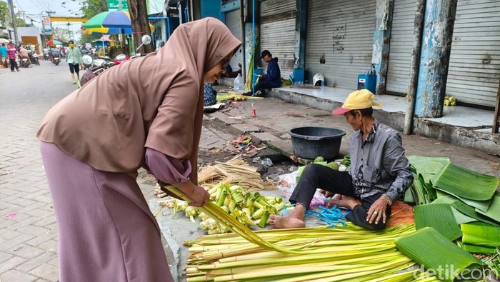 penjual janur dan selongsong ketupat serta lepet dan penjual lontong dan kupat di pasar baru Porong