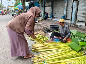 Pedagang Janur Dadakan Menjamur di Pasar Sidoarjo, Segini Harganya