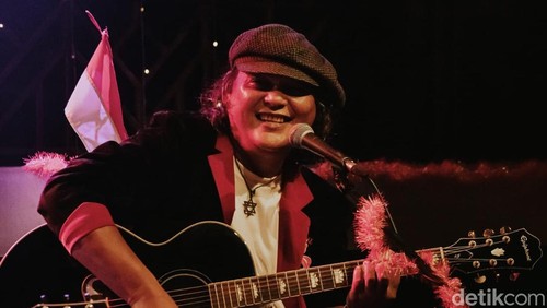 Penulis lagu sekaligus produser Octav Cicilia.
