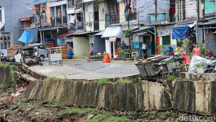 Kondisi jalan ambles di kawasan Kayu Mas Utara, Pulogadung, Jakarta Timur, Jumat (27/3/2026), yang menyebabkan akses terganggu.