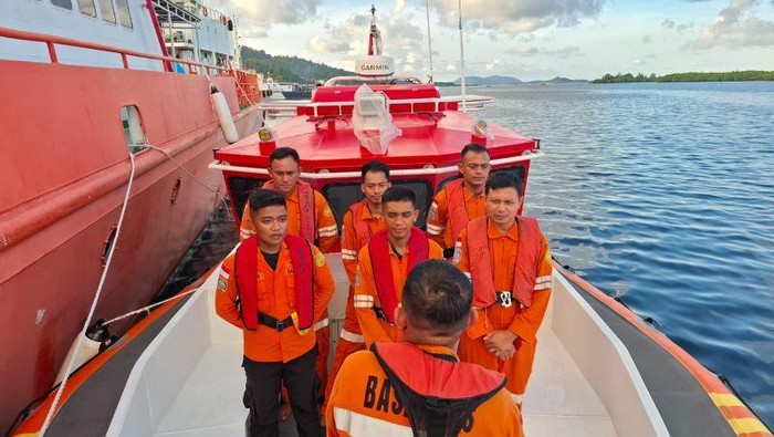 Personel Basarnas Sulawesi Utara tengah bersiap melalukan evakuasi usai terbakarnya KM Anaya di Laut Maluku. ANTARA/HO-Basarnas Sulut