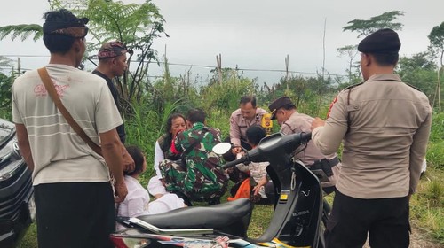 Petugas kepolisian mengevakuasi korban sengatan lebah di Desa Besakih, Kecamatan Rendang, Karangasem, Kamis (26/3/2026). (Dok. Polsek Rendang)