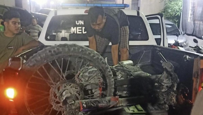 Petugas saat evakuasi sepeda motor korban usai alami kecelakaan (dok. Satlantas Polrestabes Medan)