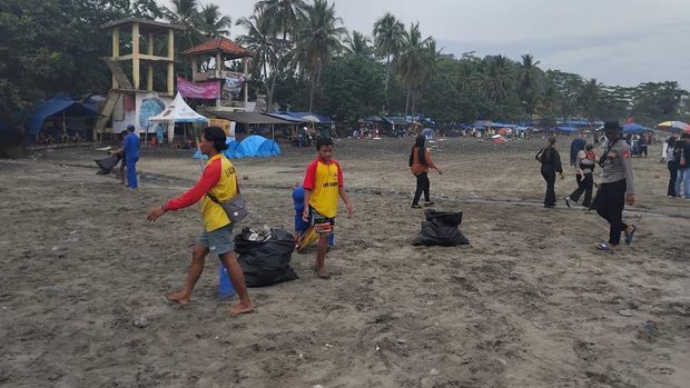 Petugas saat membersihkan sampah di Pantai Karang Hawu Sukabumi