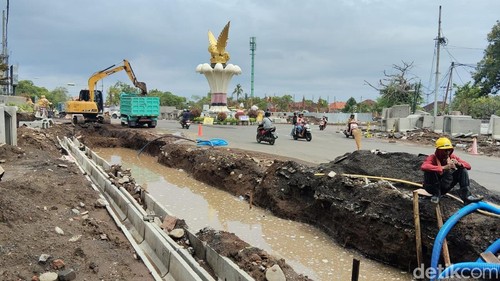 Pipa induk berdiameter 8 inci milik Perusahaan Daerah Air Minum (PDAM) Tirta Hita Buleleng setelah tersenggol alat berat jenis excavator di kawasan titik nol, Jumat (27/3/2026)