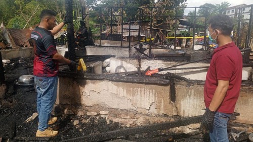 Polisi melakukan olah TKP di rumah warga yang terbakar di Kampung Baru, Kelurahan Berdao, Kecamatan Atambua Barat, Kabupaten Belu, NTT, Jumat (27/3/2026). (Dok. Polres Belu)