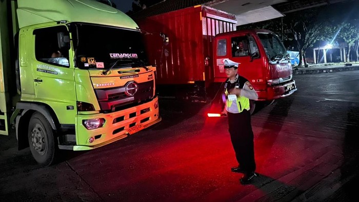 Polisi melakukan penyekatan terhadap kendaraan sumbu tiga ke atas atau ODOL di Palembang