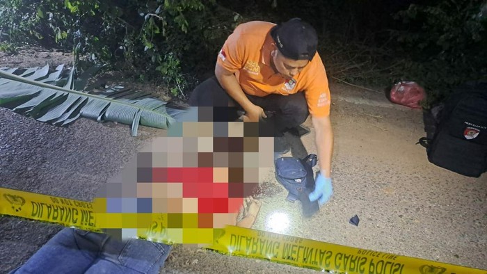 Polisi mengevakuasi jenazah wanita diduga korban pembunuhan di Ogan Ilir