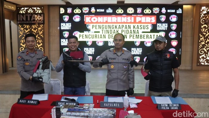 Polisi menunjukkan barang bukti hasil pembobolan minimarket di Garut