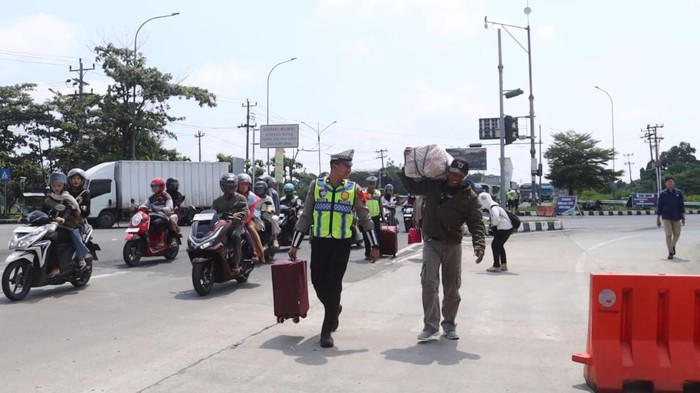 Polisi saat melakukan pengamanan dan pengaturan lalu lintas saat arus mudik Lebaran 2026.
