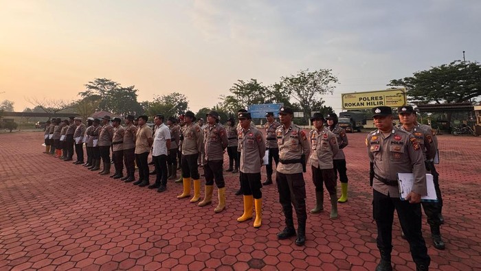 Polres Rokan Hilir (Rohil) mengerahkan ratusan personel Bantuan Kendali Operasi (BKO) ke polsek-polsek yang dinilai rawan kebakaran hutan dan lahan (karhutla). (dok Polda Riau)