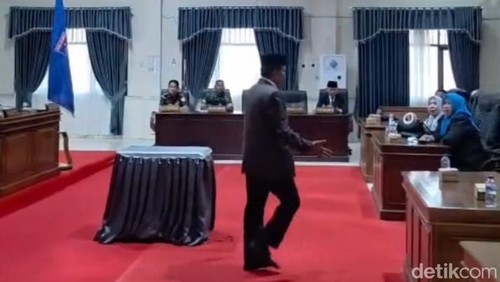 Potongan video Wakil Bupati Dompu meninggalkan rapat bersama dengan DPRD Dompu.