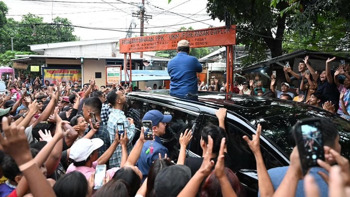 Prabowo blusukan pakai Alphard