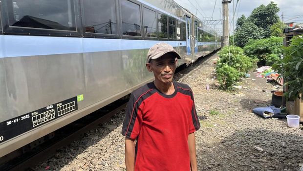 Prabowo saat blusukan ke permukiman di bantaran rel Senen. (Dok. ist)