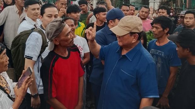 Prabowo saat blusukan ke permukiman di bantaran rel Senen. (Dok. ist)