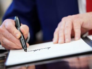 Tanda Tangan Trump Ada di Uang Kertas Dolar, Pertama dalam Sejarah AS