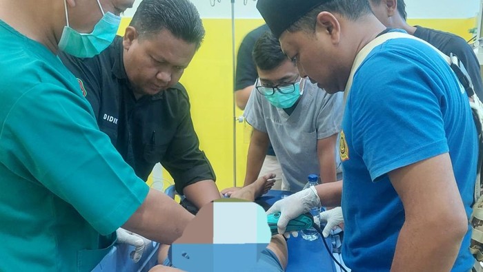 proses evakuasi cincin di kelamin pria oleh Damkar Ponorogo.