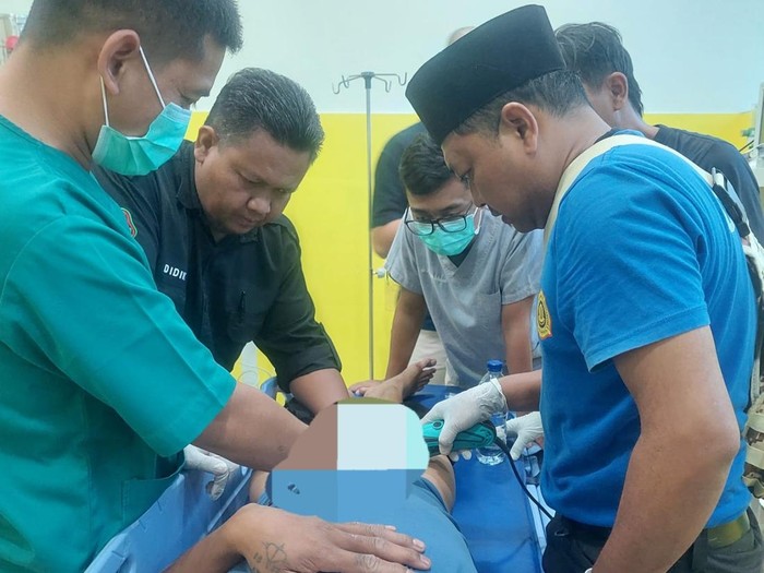 proses evakuasi cincin di kelamin pria oleh Damkar Ponorogo.