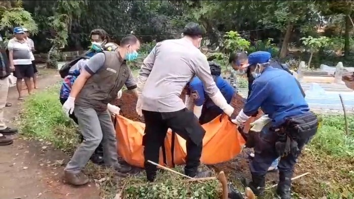 Proses pemakaman ODGJ oleh damkar Kuningan