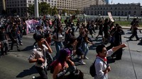 Aksi berlangsung di sekitar kawasan pemerintahan dan melintasi istana presiden, dengan demonstran membawa berbagai poster penolakan terhadap kebijakan pemerintah. REUTERS/Pablo Sanhueza