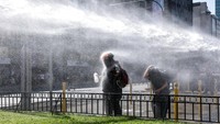 Penggunaan water cannon menjadi bagian dari respons aparat terhadap aksi yang semakin memanas di pusat kota Santiago. REUTERS/Pablo Sanhueza