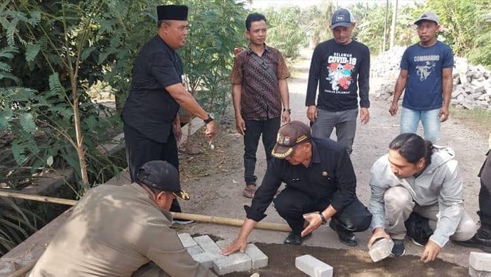 Pavingisasi jalan Desa Pesanggaran, Banyuwangi