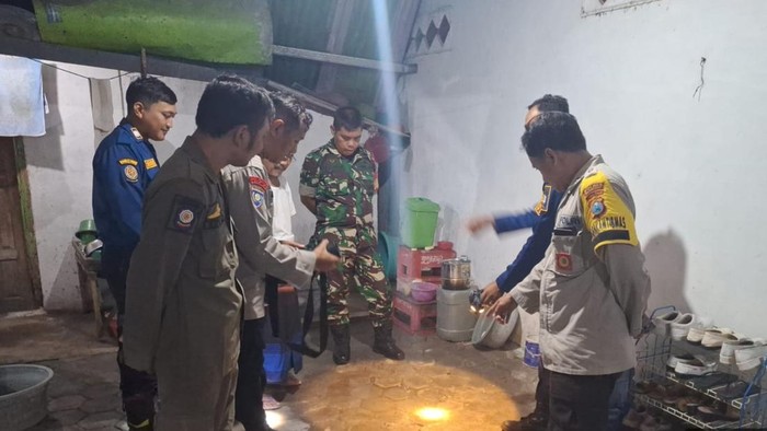 Rumah di Desa Dukohkidul, Kecamatan Ngasem, Bojonegoro berbau gas belerang