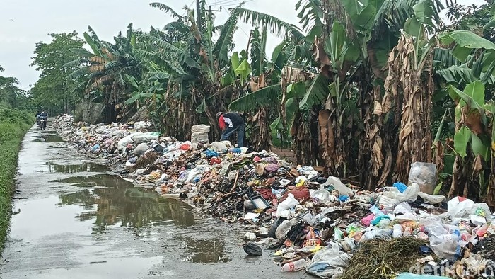 Sampah bertumpuk dan berjejer di sepanjang jalan toang Desa Tinumpuk, Kecamatan Juntinyuat, Kabupaten Indramayu.