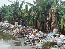 Sampah Sepanjang 100 Meter Menumpuk di Tinumpuk Indramayu