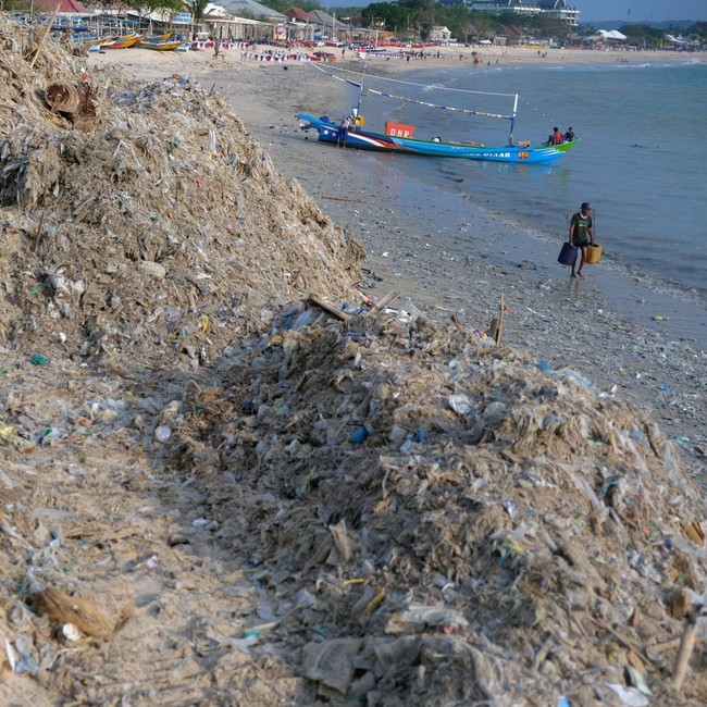 Sampah Kiriman Menggunung di Pantai Kedonganan, Ganggu Wisata Bali