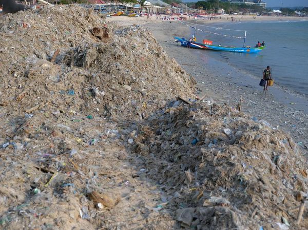 Sampah Kiriman Menggunung di Pantai Kedonganan, Ganggu Wisata Bali