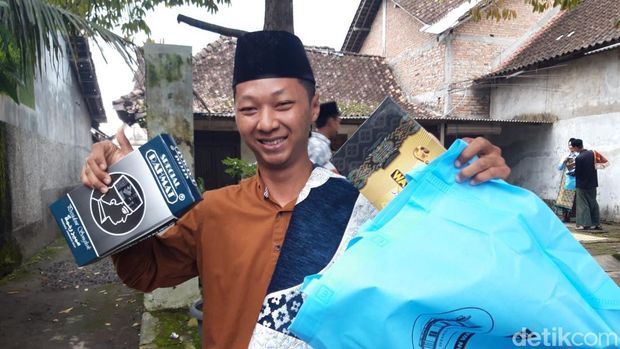 Santri Pondok Pesantren Annajah, Gilang Ramadhan senang mendapat bingkisan dari Wapres Gibran. Santri Pondok Pesantren Annajah, Gilang Ramadhan senang mendapat bingkisan dari Wapres Gibran.