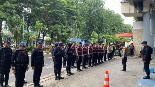 Satbrimob Polda Metro Jaya melngamankan dan sterilisasi Stasiun Gambir untuk memastikan keamanan saat perjalanan arus balik maupun aktivitas warga di stasiun. (dok Istimewa)