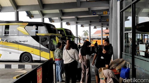 Sejumlah penumpang hendak berangkat di Terminal Mengwi, Badung, Bali, Jumat (27/3/2026). (Foto: Agus Eka/detikBali)